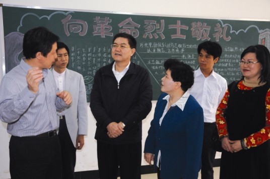 校董事長(zhǎng)胡樂平向副省長(zhǎng)孫剛介紹南現(xiàn)外教學(xué)情況